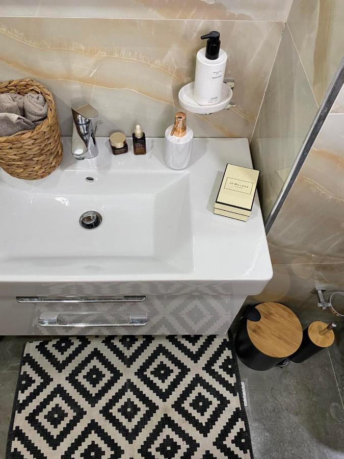 Qerret Boutique Studio Apartment Golem  Buitenkant foto
